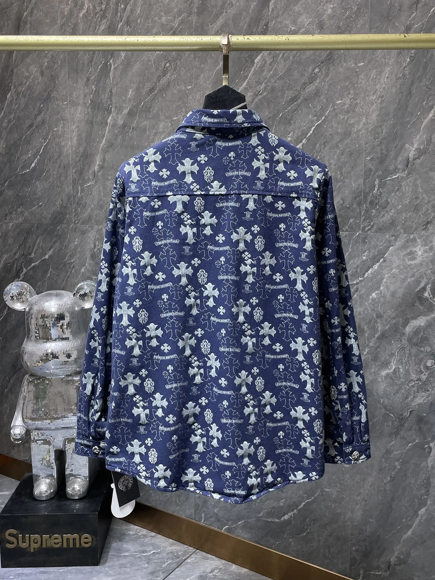 P276 Chrome Hearts🍁Shirt Series🍁 Classic cross-printed denim shirt jacket. Exclusively custom-woven and dyed. 100% pure cotton. High-gram weight denim all-printed fabric. High-tech washing! Original hardware mold opening!  ⭐Original version ⭐Can be worn with denim in all seasons 🌈Recommended colors: custom washed denim blue, denim pink 🌈Code numbers: S, M, L, XL
